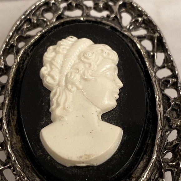 Vintage Cameo brooch pin black white silver tone - Picture 2 of 7